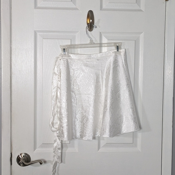 Like-New Cider Pearly White Satin Mini Wrap‎ Skirt Size XS - Picture 4 of 5
